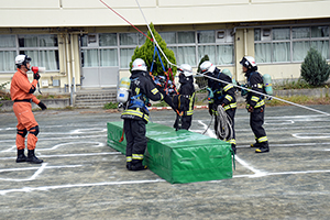 写真：消防隊による救助訓練の様子