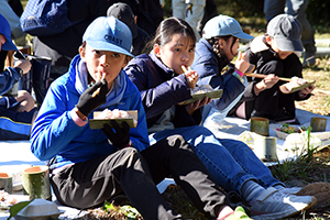 写真：おいしそうにごはんを食べる児童