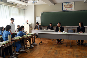 写真：市長に質問をする生徒