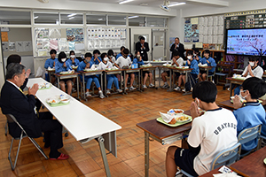 写真：市長教育長と一緒にいただきます