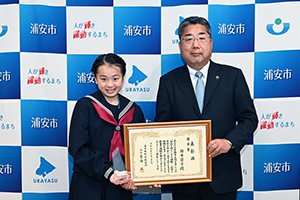 写真：塚本さんと市長の記念写真