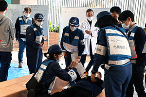 写真：傷病者を手当てする訓練の様子