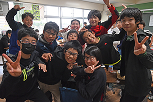 写真：笑顔で写る子どもたち