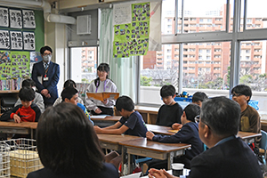 写真：発表をする女の子