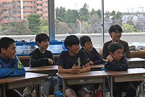 写真：話を聞く子どもたち
