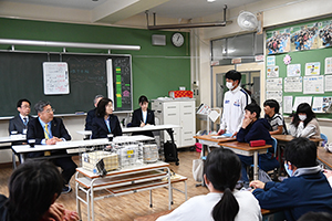 写真：意見を言う男の子
