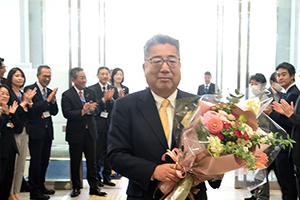 写真：出迎えの人々と内田市長