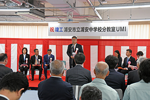 写真1：しゅんこう式であいさつをする市長