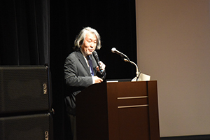 写真:ご自身の体験をもとに講演する陣内先生