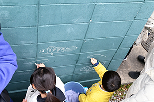 写真：壁に描き始める子どもたち