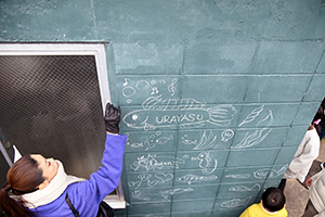 写真：絵を描く女性
