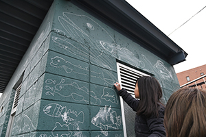 写真：絵で埋まったポンプ場の壁