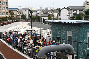 写真：ポンプ場の前で参加者の記念写真