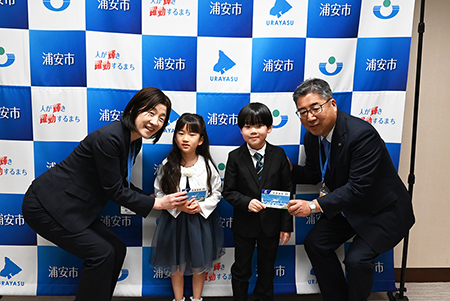 写真：新1年生2人と市長、教育長の記念写真