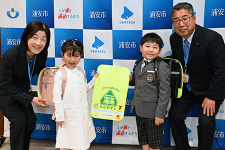 写真：ランドセルカバーを付けている様子