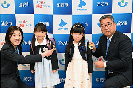 写真：黄色いワッペンを付けている様子
