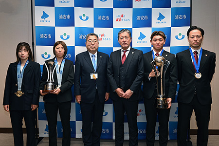 バルドラール浦安の選手・監督らと市長の記念撮影
