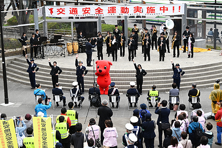 写真1：吹奏楽部の演奏で踊るチーバくんと警察署職員