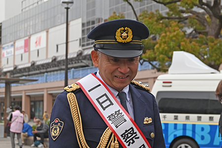 写真2：一日署長の片山右京さん