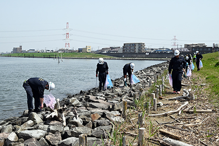 写真：ごみを拾っている人々