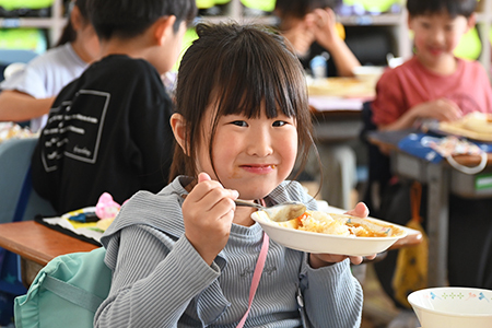 写真：カレーを食べる児童