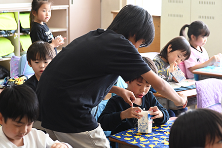 写真：6年生が教えている様子