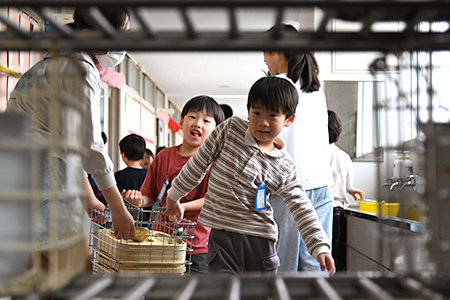 写真：協力して食器をしまう様子