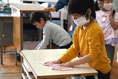 写真：配膳台を拭く様子