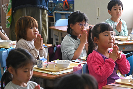 写真：いただきますをする児童だち