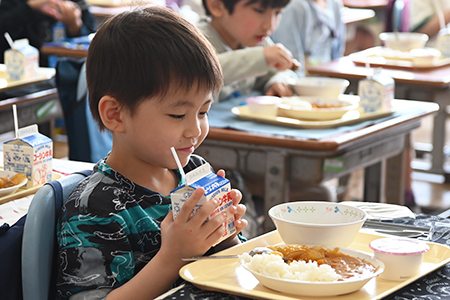 写真：うれしそうに給食を食べる様子