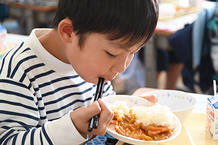 写真：カレーを食べる様子
