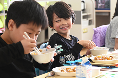 写真：給食を食べる様子