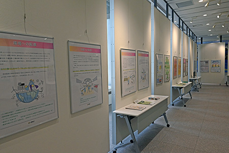 写真：パネル展の様子2