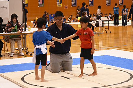 写真4：取組後に握手をする男の子たち
