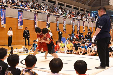 写真2：男の子の取組と応援する子どもたち