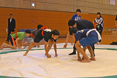 写真5：土俵で構える男の子たち