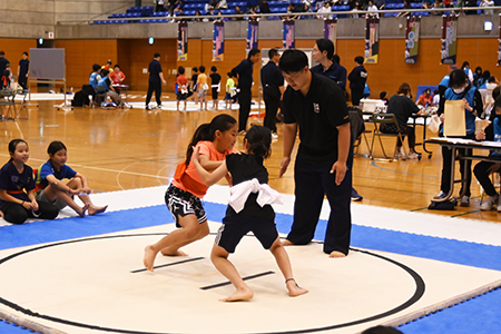 写真6：粘り強く勝負する女の子たち