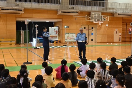 交通安全教室での警察の方からの説明
