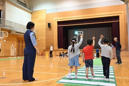 交通安全教室の模擬道路を使った体験の様子