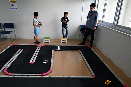 写真4：ラジコンを操縦する男の子たち