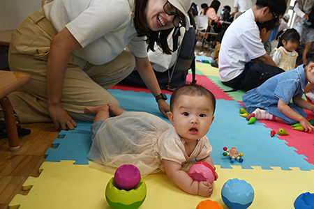 写真6：ブロック遊びをする赤ちゃん