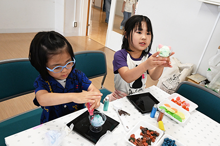 写真7：ワークショップでカラフルな石けんを作っている様子