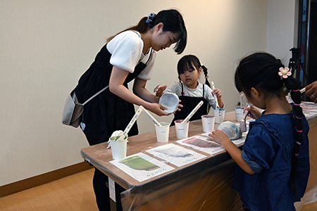 写真：釉薬掛けしている様子
