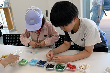 写真：マイクロプラスチックごみを利用したアート作品の制作の様子