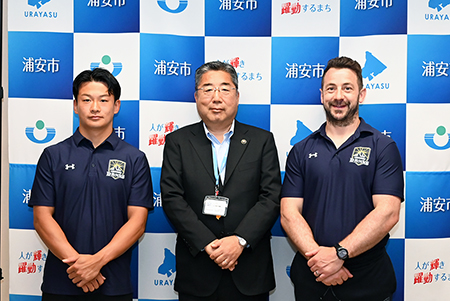 写真：飯沼選手、レイドローヘッドコーチと市長の記念写真