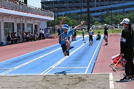 写真：走り幅跳びの様子