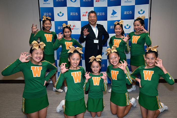 タカスポウラヤスチアリダーズの選手の皆さんと市長の記念撮影