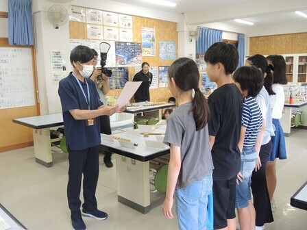 弓切り式での火おこし成功班への賞状授与