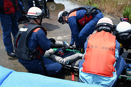 写真：傷病者搬送の様子