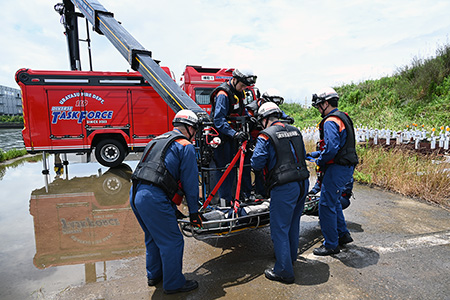 写真：機動車両を使用して傷病者を移送している様子